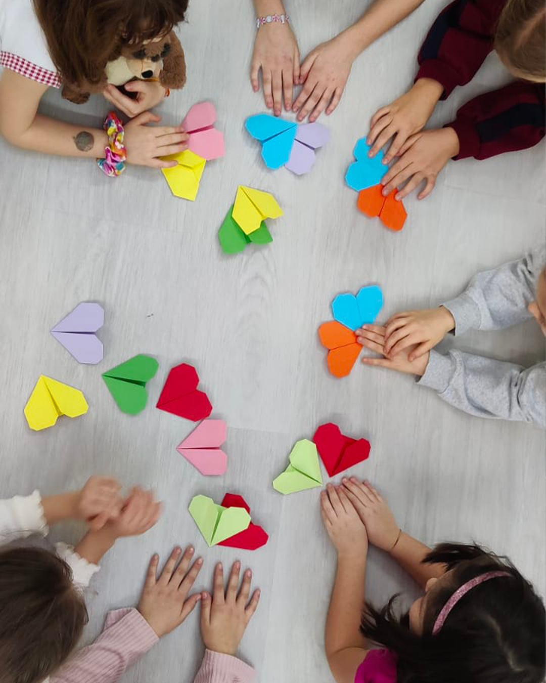 Origami a forma di cuore creati dai bambini